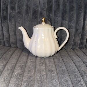 Pukka Home Elegant White Teapot with Gold Accent